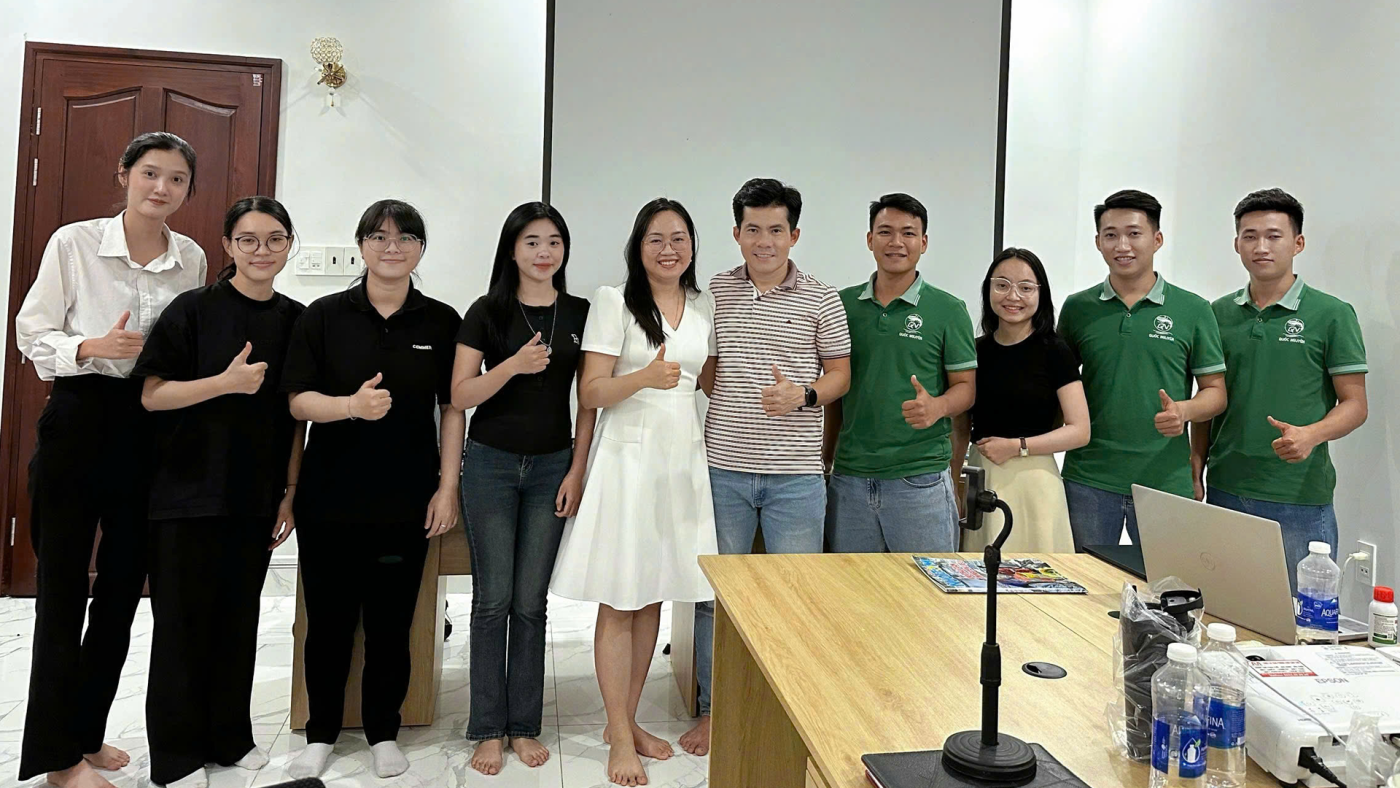 Ban Giám đốc và Nhân sự Công ty Thủy sản Quốc Nguyên trong buổi họp/đào tạo nội bộ, thể hiện tinh thần đoàn kết và cam kết phát triển bền vững.