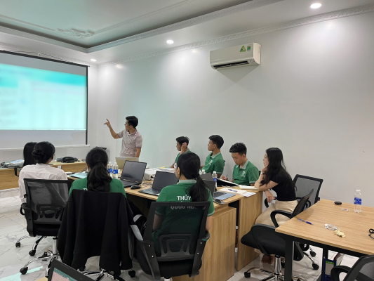 Giám đốc Thủy sản Quốc Nguyên trực tiếp đào tạo và chia sẻ định hướng với đội ngũ nhân sự.