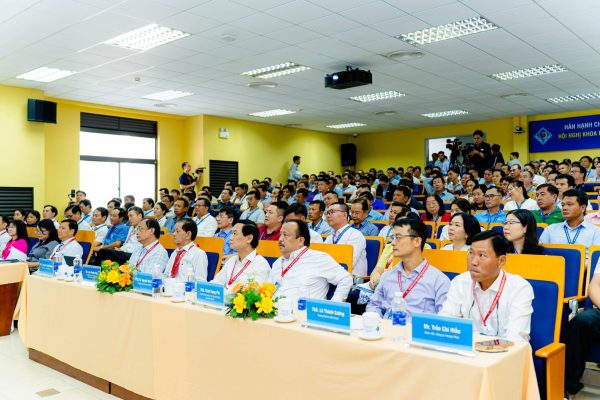 Toàn cảnh Hội nghị Khoa học Thủy sản Đại học Cần Thơ 2026 với sự tham gia của nhiều chuyên gia, doanh nghiệp và cơ quan quản lý ngành tôm.