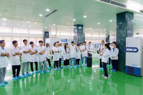 Đoàn học viên tham quan phòng thí nghiệm Vemedim trong khóa tập huấn nuôi tôm